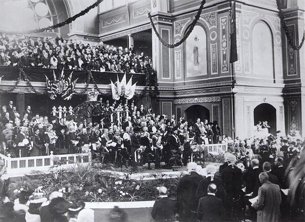 Ceremony of the opening of Commonwealth Parliament at the Melbourne exhibition building.