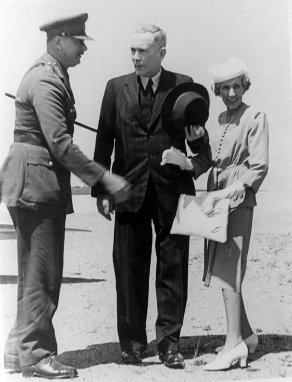 Elizabeth and Ben Chifley welcome the Governor-General, the Duke of Gloucester, on his visit to Bathurst in 1945.