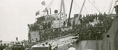 Returned soldiers disembarking in Melbourne.
