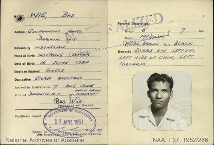 Bas Wie's certificate of registration as a migrant, featuring a photo.
