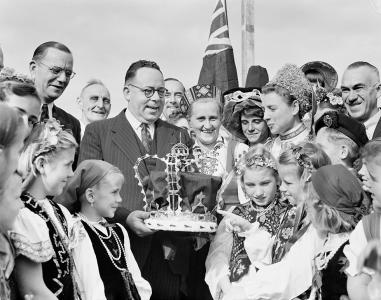 Brisbane Lord Mayor holding a replica of the crown.